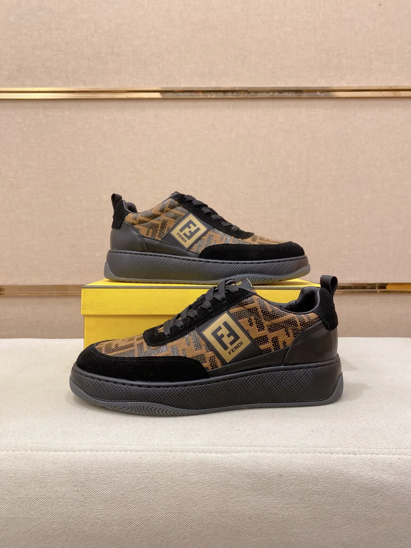 Men's shoes 💰 440💰 (fendi) New style 👊🏻 upper 🇮🇹 imported cowhide fabric 🇩🇪 lining imported sheepskin lining. The original outsole is molded to highlight the identity of every man, and the upper foot is elegant and stable🚶🏻🚶🏻The high-end custom counters reproduce the original version📯No matter the wind or rain, the shoe last remains unchanged and can withstand the verification of time🔍️,🔵 Size: 38-44